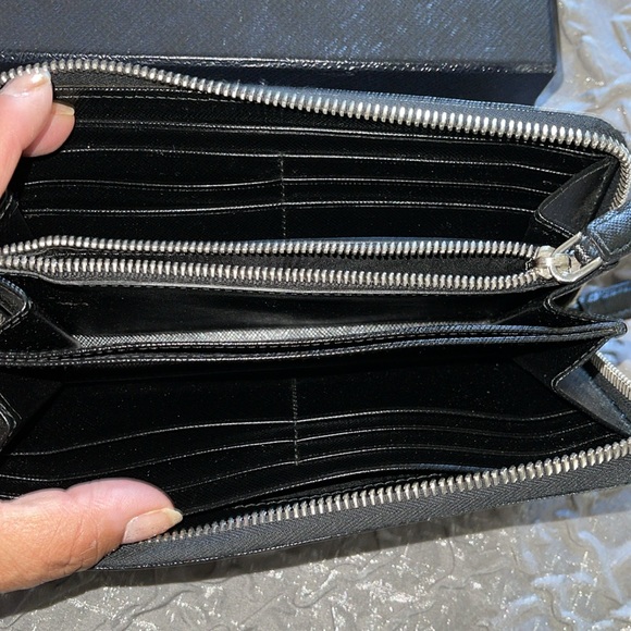 Preloved Prada zipper wallet excellent condition comes with box.. - Picture 2 of 6